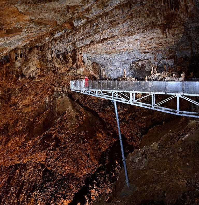 passerelle de verre et vue plongeante dans le gouffre geant de cabrespine aude